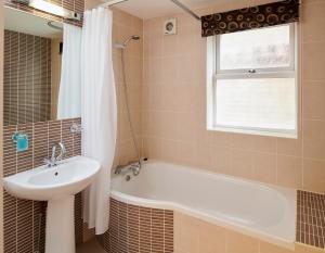 A bathroom at Revado Hotel 