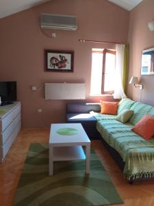 sala de estar con sofá y mesa en Apartments Ivanković en Preko