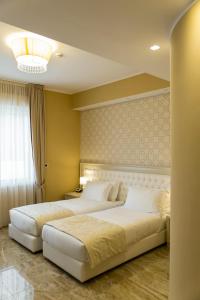 Postel nebo postele na pokoji v ubytování Aurum Suites