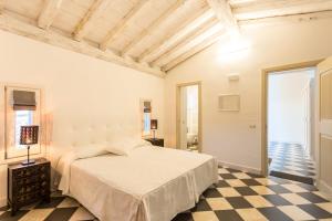 A bed or beds in a room at La Petite Maison