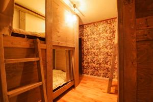 Katil dua tingkat atau katil-katil dua tingkat dalam bilik di Shiretoko Village