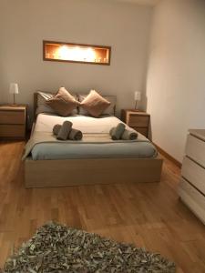 Port-sur-SaôneにあるLa petite maison de Marieの大きなベッドと2つのナイトスタンドを備えた寝室