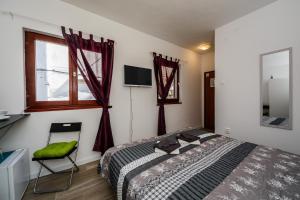 - une chambre avec un lit, une chaise et une fenêtre dans l'établissement Room Mar, à Vis