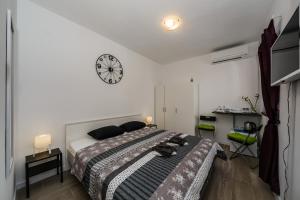 ein Schlafzimmer mit einem Bett und einer Uhr an der Wand in der Unterkunft Room Mar in Vis