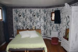 Postel nebo postele na pokoji v ubytování Chambres d'hôtes L'Aubaine avec jacuzzi