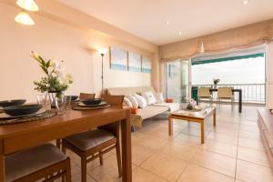 a living room with a couch and a table at Homes & Go Bell Reco Deluxe I in La Pineda