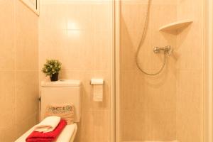 a bathroom with a shower and a toilet and a shower at Homes & Go Bell Reco Deluxe I in La Pineda +20 photos