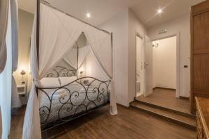 - une chambre avec un lit à baldaquin dans l'établissement Guest House Sallustiano, à Rome
