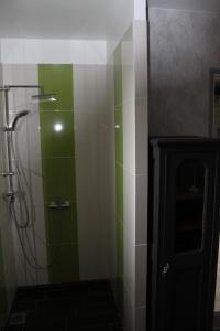 Koupelna v ubytování Chambres d'hôtes L'Aubaine avec jacuzzi + 28 fotografií