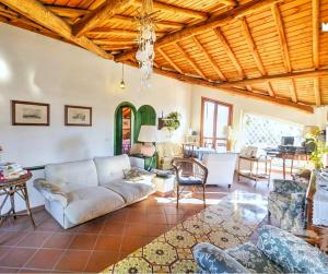 A seating area at B&B La Casa del Ficus