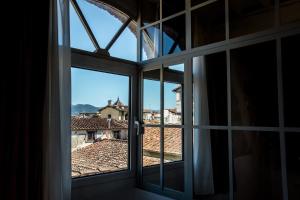 an open window with a view of a roof at Oltrarno Splendid in Florence