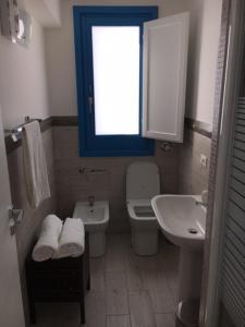 サン・ヴィート・ロ・カーポにあるLe case di Palmaのバスルーム(洗面台、トイレ付)、窓が備わります。