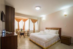 Un pat sau paturi într-o cameră la Paleo Hotel and Spa