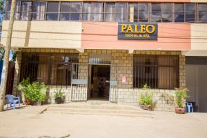 un bâtiment avec un panneau indiquant palo hotel akhtar dans l'établissement Paleo Hotel and Spa, à Thika