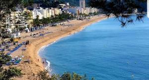 リョレート・デ・マルにあるApartaments Sant Pereの人と海の景色を望む