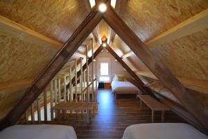 A bed or beds in a room at Catapeixe Holiday Apartments