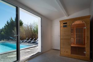 um quarto com uma piscina e uma porta de vidro deslizante em Mise en Scène em Aumelas