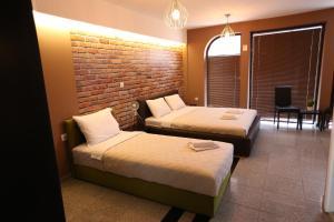 Postel nebo postele na pokoji v ubytování Hotel Korzo