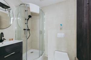 華沙的住宿－ShortStayPoland Pereca (B68)，带淋浴、卫生间和盥洗盆的浴室
