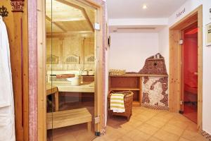 a kitchen with a table and a stove at Alpenhotel Hundsreitlehen in Bischofswiesen