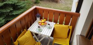 een tafel met een fruitschaal op een balkon bij Apartman Goca in Zlatibor