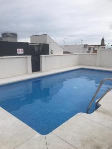 una piscina en la azotea de un edificio en Málaga Apartamentos - Jinetes, 14, en Málaga