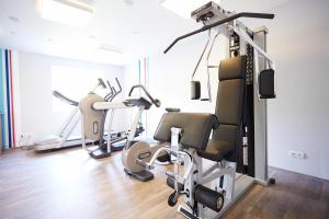 einen Fitnessraum mit mehreren Trainingsgeräten in einem Raum in der Unterkunft Hotel Käppelehof in Lauterbach