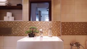 un bagno con un lavandino bianco e uno specchio di Stylish and spacious by Cooee Apartments a Varsavia Altre 16 foto