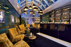 Ο χώρος του lounge ή του μπαρ στο Das Carls Hotel