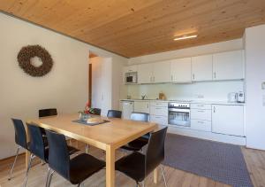 ワースにあるLechblick Appartementのキッチン、ダイニングルーム(木製のテーブルと椅子付)