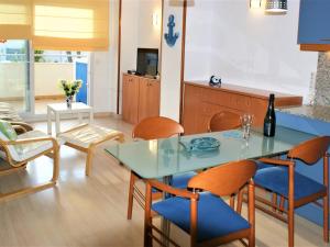 a dining room with a glass table and chairs at APARTAMENTO EN COMPLEJO RESIDENCIAL EN SANTA MARGARITA, ROSES in Roses