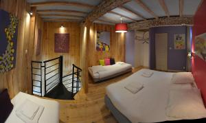 um quarto com duas camas num quarto em L'Atelier d'Aubiac em Aubiac