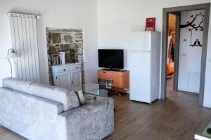 a living room with a couch and a tv at Teresita-the Green House in Pisano