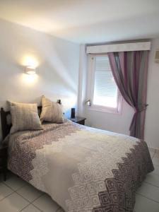 ハベアにある2 bedroom apartment L'Ancora in the Arenal Beachのベッドルーム1室(大型ベッド1台、窓付)