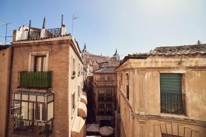 vista sul tetto di un vicolo tra gli edifici di La Balconada de Toledo - PARKING GRATIS - 2 HABITACIONES a Toledo