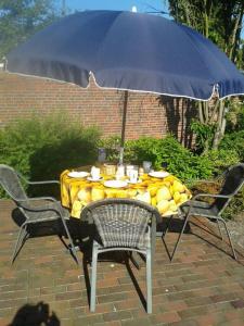einen Tisch mit einem Haufen Bananen und einem Regenschirm in der Unterkunft Ferienhaus Alte Straße in Bad Zwischenahn