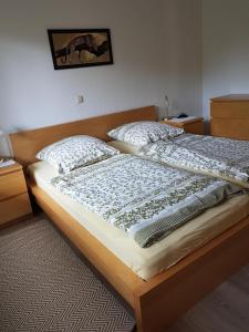 um quarto com 2 camas individuais num quarto em Ferienhaus Alte Straße em Bad Zwischenahn