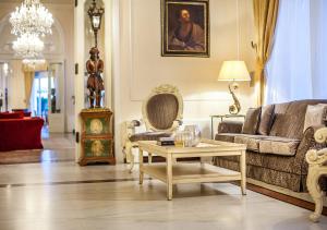 Grand Hotel Rimini的休息区