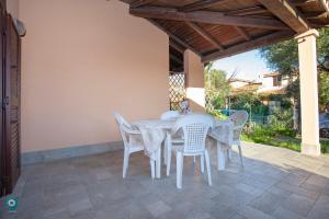 a white table and chairs on a patio at Villino Grosseto in San Teodoro