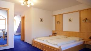 Кровать или кровати в номере Hotel zu den Linden