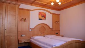 Postel nebo postele na pokoji v ubytování Hotel zu den Linden