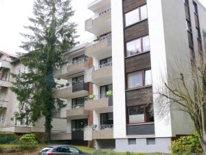 ein Apartmenthaus mit Balkon und einem Auto, das vor dem Haus geparkt ist in der Unterkunft Ferienwohnung Hudewusch in Bad Harzburg