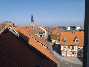 韋尼格羅德的住宿－Fewo kleine Oase，享有带橙色屋顶的城镇的空中景致