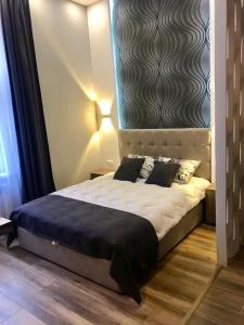 een slaapkamer met een groot bed in een kamer bij New Appartment-studio іn the center of Lviv in Lviv
