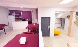 Kuchyň nebo kuchyňský kout v ubytování Hostal Viena