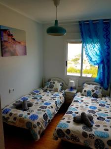 two twin beds in a room with a window at Apartament Veneziola in San Javier