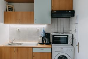 una cucina con lavello e lavatrice di BEST HOUSE, Town View Appartment, Gounari, Patra a Patra