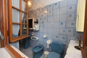 a bathroom with a blue toilet and a sink at Matilde's House in Riccò del Golfo di Spezia