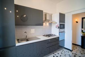 eine Küche mit einer Spüle und einem Herd Top-Backofen in der Unterkunft Appartamento ClaRa in Alghero