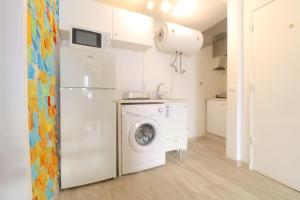 a kitchen with a washer and dryer in a apartment at 7564 Post-its in Lisbon